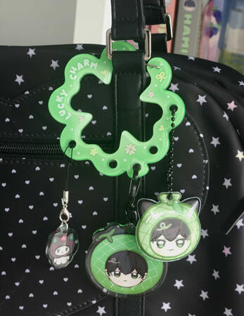 clover carabiner + hamin charms